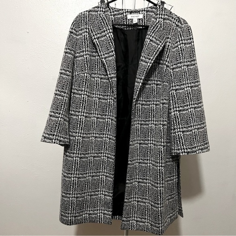 Nine West light-weight, buttonless black & white coat. Size:Large. Like new.